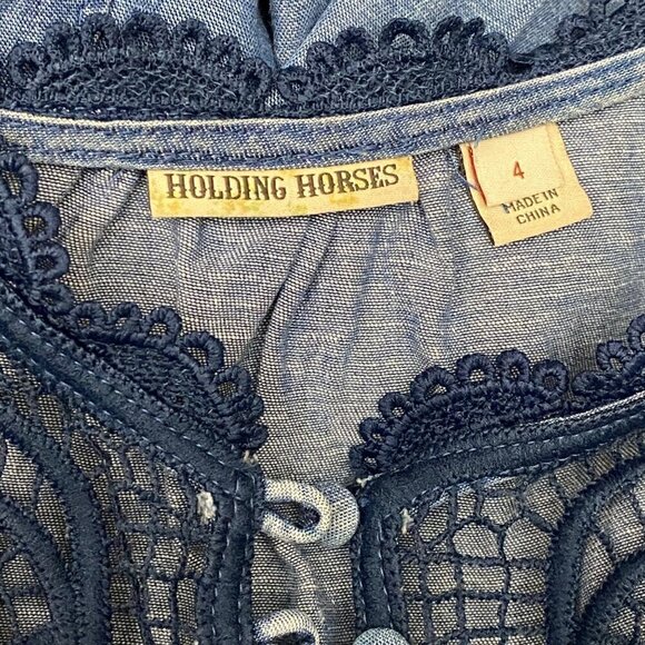Holding Horses Anthropologie Lace Trim Chambray Top in Blue Size 4 - Picture 6 of 7